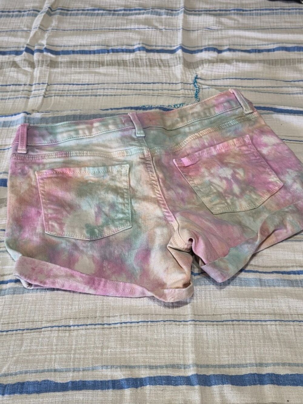 SO Kohl's Girls Mid-Rise Shortie Tie-Dye Denim Shorts Pastels Size 14 - Picture 2 of 6